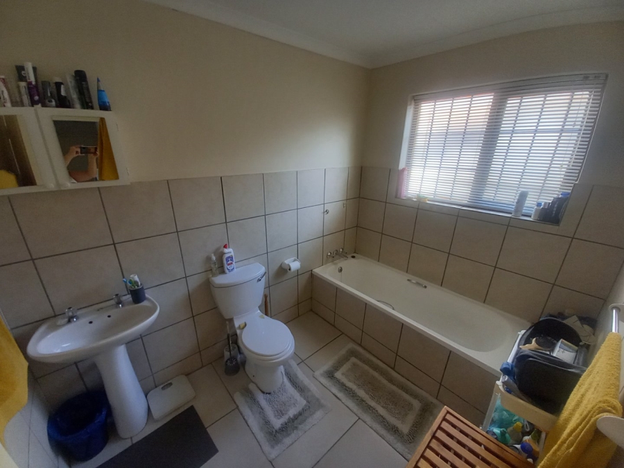 2 Bedroom Property for Sale in Langenhovenpark Free State